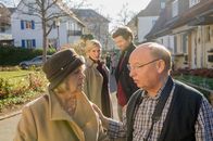 SOKO Stuttgart – Martina Seiffert (Astrid M. Fünderich, 2.v.l.) und Jo Stoll (Peter Ketnath, 2.v.r.) sind der Meinung, dass die beiden Nachbarn Dietmar Notz (Hans-Joachim Heist, r.) und Berta Hermann (Dagmar Biener, l.) auf sehr vertrautem Fuß miteinander stehen. Nur gegenüber der SOKO sind sie wenig auskunftsfreudig.