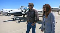 Airplane Repo - Die Inkasso-Piloten – Kevin Lacey and Heather Sterzick look for the plane they want to repo.