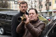 Die Chefin – Maximilian Murnau (Christoph Schechinger, l.) und Paul Böhmer (Jürgen Tonkel, r.) beobachten die Bankfiliale.