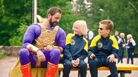 Superhero Academy – Thunderbolt (Olli Wermskog, l.) erzählt seinen Schülern Raymond (Bjørn Isak Winther, M.) und Uno (Nils Peder Vassnes, r.) von seiner neuesten Waffe - einem Super-Blitz, mit dem man seine Gegner gezielt abfeuern kann. Die Jungs sind begeistert, und wollen den Blitz gerne selbst einmal ausprobieren.