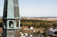 Village X – Die Lausitz ist vom Braunkohletagebau geprägt. Bald stehen die Bagger still. Was bedeutet das für die Region?