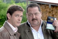 Die Rosenheim-Cops – Sie sind wieder im Einsatz gegen das Verbrechen: Die Rosenheim-Cops Christian Lind (Tom Mikulla, li.) und Korbinian Hofer (Joseph Hannesschläger).