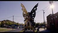 Mythos - Die größten Rätsel der Geschichte – In der amerikanischen Stadt Point Pleasant wurde der Mothman schon oft gesichtet. Dort findet sogar jährlich ein Mothmanfestival statt.