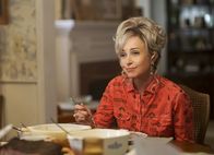 Young Sheldon – Macht sich einen Spaß daraus, George den Wunsch nach dem Rezept für ihre Rinderbrust nicht zu erfüllen: Meemaw (Annie Potts) ...