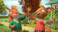 Pip und Posy – Jamila und Posy spielen "gute Hexen" und üben sich im Kampf gegen die "bösen Hexen", namens Pip und Frankie.