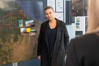 Die Chefin – Vera Lanz (Katharina Böhm) sieht sich im Institut für Klimaforschung im Büro der toten Umweltschützerin um. War sie etwas auf der Spur?