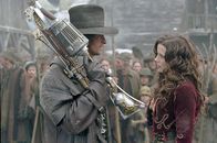 Van Helsing – Äußerst misstrauisch tritt Anna Velerious (Kate Beckinsale, r.) dem Fremden gegenüber, der behauptet er sei Van Helsing (Hugh Jackman, l.), der berühmte Vampirjäger ...