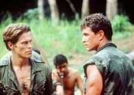 Platoon – Der zynische Sergeant Barnes (Tom Berenger, rechts) und der idealistische Sergeant Elias (Willem Dafoe) hassen sich bis aufs Blut.