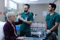 Atlanta Medical – (v.l.n.r.) Joey Kaye (Ace Cross Crook); Irving Feldman (Tasso Feldman); Dr. Devon Pravesh (Manish Dayal)