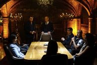 Castle – Eigentlich ist Castle (Nathan Fillion, stehend l.) in L.A., um Hinweisen auf seine Entführung nachzugehen, doch dann trifft er auf Mason Wood (Gerald McRaney (stehend r.) und seine Detektivgemeinschaft, die ihn für eine besondere Aufgabe gewinnen möchte ...