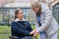 In aller Freundschaft – Nele Garbow (Laura Louisa Garde, li.) signalisiert Miriam Schneider (Christina Petersen, re.) ziemlich klares Interesse.