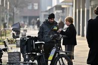 Tatort – Susanne Bonard (Corinna Harfouch, re) kann den Fahrradkurier Nil Kumara (Ajay Paul, li), der den Toten kannte, dazu bringen, mit ihr zu sprechen.