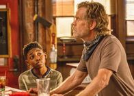 Shameless – (v.li.): Christian Isaiah (Liam Gallagher), William H. Macy (Frank Gallagher).