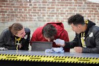 Checkpoint – Mit der Zunge eiskaltes Metall zu berühren, ist keine gute Idee. Tommy probiert es trotzdem.