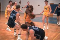Teen Wolf – Scott Howard (Michael J. Fox) ist beim Basketballspiel umwerfend als Werwolf. Sobald er den Ball in der Hand hat, ist das Spiel so gut wie gewonnen.