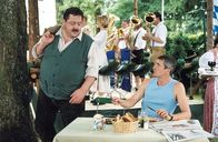 Die Rosenheim-Cops – Ungewöhnlich, dass beide Kommissare gemeinsam in ihrer Freizeit im Biergarten auftauchen (Joseph Hannesschläger, l., Markus Böker, r.).