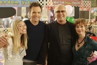 Community – Doppel-Date: Sabrina (Sara Erikson, l.), Jeff (Joel McHale, 2.v.l.), Pierce (Chevy Chase, 2.v.r.) und Doreen (Sharon Lawrence, r.) ...