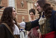 Versailles – Philipp von Orléans (Alexander Vlahos, l.); Marie-Thérèse (Elisa Lasowski, m); Ludwig XIV. (George Blagden, r.)