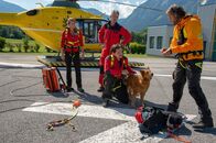 Die Bergretter – Dank der Bergretter Markus (Sebastian Ströbel, r.), Tobias (Markus Brandl, 2.v.r.), Michael (Robert Lohr, 2.v.l.) und Katharina (Luise Bähr, r.) hat Benni endlich wieder Boden unter den Pfoten.