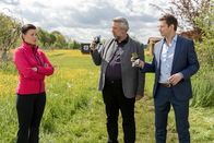 Die Rosenheim-Cops – Die Kommissare Stadler (Dieter Fischer, M.) und Hansen (Igor Jeftić, r.) befragen die Übungsleiterin des Bogensportclubs Rosenheim, Lisa Pfaff (Tanja Hirner, l.) im Mordfall Arnd Schuster, denn das Opfer wurde mit einem Pfeil getötet.