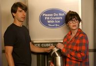 New Girl – Für den Geschworenen 237B (Demetri Martin, l.) hätte Jess (Zooey Deschanel, r.) beinahe ihre ganze Geschworenentätigkeit hingeworfen ...