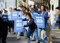 Milk – Die ersten Aktionen im Kampf um ein öffentliches Amt für Harvey Milk.