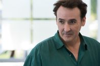 Love & Mercy – Von Drogen und Medikamentenmissbrauch gezeichnet: Der ältere Brian Wilson, gespielt von John Cusack.