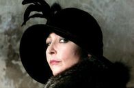 Viper in der Faust – Die tyrannische Matriarchin Paule (Catherine Frot) wird von ihren Söhnen nur „Fol-coche“ genannt – ein Wortspiel aus „verrückt“ und „Schwein“.
