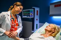 Bettys Diagnose – Dr. Nadira Abbas (Yasmina Djaballah, l.) steht am Krankenbett ihrer Mutter Ines (Claudia Rieschel, r.), die ihre OP verweigert.