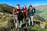 Mona mittendrin – Mona mittendrin – Auf der Bündner Hochjagd Mona Vetsch (M.) mit den Jägern Noldi Tiri (l.) und Annina Schreich (r.)