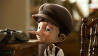 Zum Tode von Mario Adorf: Pinocchio – Pinocchio macht, was er will. Ohne sich groß Gedanken zu machen. Und damit sorgt die kleine, lustige und quicklebendige Holzfigur mitunter ganz schön für Chaos. Wenn er nicht die Wahrheit sagt, beginnt Pinocchios Nase zu wachsen.
