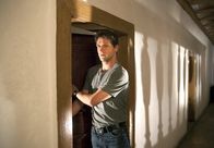 Akte Ex – Lukas Hundt (Oliver Franck) mietet sich für eine Nacht im Kloster ein, um die Ermittlungen voranzutreiben.