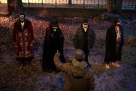 What We Do in the Shadows – (v.l.n.r.) Nandor (Kayvan Novak); Nadja (Anastasia Demetriou); Guillermo (Harvey Guillén); Laszlo (Matt Berry)