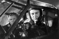 Des Teufels General – Fliegergeneral Harry Harras (Curd Jürgens, re.) schützt seinen Kameraden, den Ingenieur Oderbruch (Karl John, li.), der einen tödlichen Konstruktionsfehler an den deutschen Armee-Flugzeugen verschweigt.