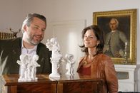 Die Rosenheim-Cops – Kommissar Stadler (Dieter Fischer, l.) berichtet Dr. Eckstein (Petra Einhoff, r.), dass ein wertvolles Porzellanstück verschwunden ist. Hat der Täter die Figur gestohlen? Honorarfrei - nur für diese Sendung bei Nennung ZDF und Christian A. Rieger