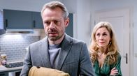 Sturm der Liebe – Erik (Sven Waasner, vorne) bringt es nicht über sich, Yvonne (Tanja Lanäus, hinten) reinen Wein einzuschenken.