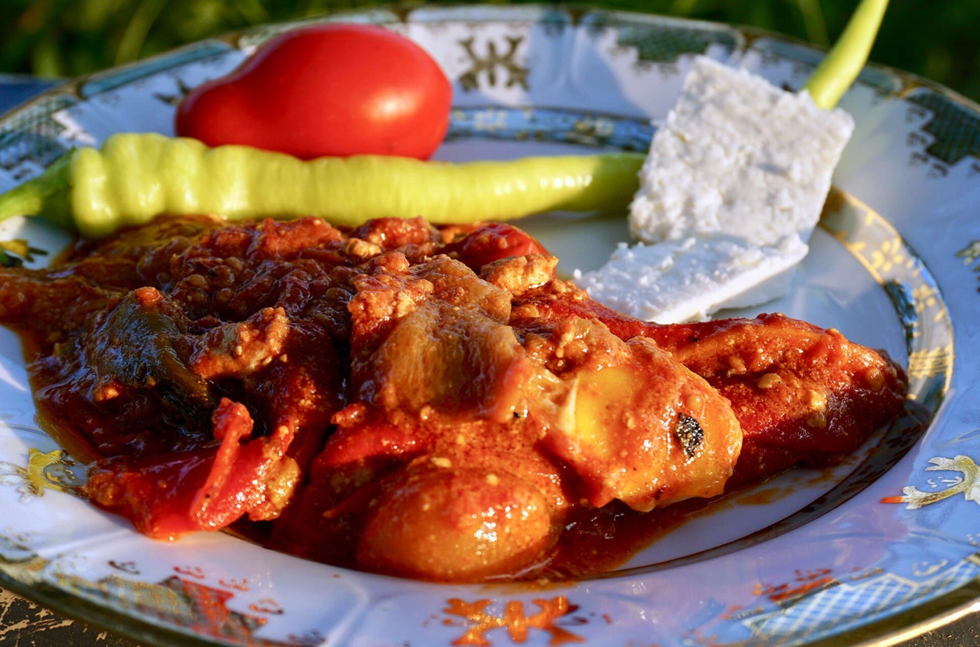 Zu Tisch ... – Piperki, ein Paprika-Ragout mit Tomaten und Frischkäse, verfeinert mit Wachteleiern - eine Spezialität aus Ost-Rumänien und ein traditionelles Gericht der Aromunen