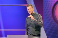 Meister des Alltags – Moderator Florian Weber stellt in seinem Wissensquiz die Alltagstauglichkeit seiner prominenten Kandidaten auf die Probe.