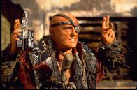 Waterworld – Deacon (Dennis Hopper) ist der Anführer der "Smoker", einer Mannschaft kaltblütiger Piraten.