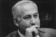 The Bibi Files - Die Akte Netanjahu – Der israelische Ministerpräsident Benjamin Netanjahu raucht eine Zigarre.