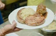 So isst Anders – Auf der Kerwe in Winden servieren die Landfrauen den klassischen "Pfälzer Teller" mit Saumagen, Leberknödel, Bratwurst und Sauerkraut.