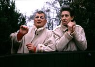 Andersrum – Nach 35 Jahren müssen Laila (Heinz Hoenig, l.) und Harry (Rolf Zacher, r.) erleben, dass ihr geliebter Ziehsohn Ferdinand bei ihnen auszieht, um endlich ein richtiger Mann zu werden. Während "Papa" souverän mit der Situation umgeht, bricht für "Mama" die Welt zusammen ...