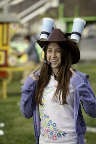 The Middle – Der Muttertag steht an und Sue (Eden Sher) hat eine geniale Geschenkidee für ihre Mutter: Die Kinder und Mike machen sich aus dem Staub und gönnen Frankie einen kompletten Tag Ruhe. Ein guter Plan, mit einer sehr schlechten Ausführung ...