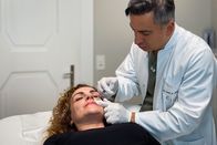 Mona mittendrin – Mona mittendrin Botox, Brust-OP und Nasenkorrektur – Wie weit gehen wir für Schönheit? Farid Rezaeian mit Patientin Sandra 2024 Copyright: SRF