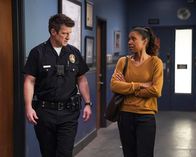 The Rookie – Auf dem Revier trifft Nolan (Nathan Fillion) auf seine Professorin Ryan (Toks Olagundoye). Sie will um Hilfe bitten, da sie immer wieder anonyme Nachrichten beunruhigen und schlimmer noch - sie glaubt, beobachtet zu werden.