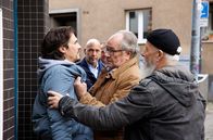Rentnercops – Die Rentnercops Klaus Schmitz (Hartmut Volle, 2.v.r.) und Reinhard Bielefelder (Bill Mockridge, r.) erwischen Daniel Kurz (Manuel Hill, l.) beim Stunk machen (mit Komparse, h.).