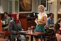 The Big Bang Theory – Howard, Leonard und Raj verstecken sich vor dem kränkelnden Sheldon (Jim Parsons, l.), der plötzlich bei Penny (Kaley Cuoco, r.) im Restaurant auftaucht - nun ist guter Rat teuer ...