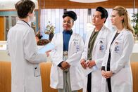 The Good Doctor – V.l.: Dr. Shaun Murphy (Freddie Highmore), Dr. Jordan Allen (Bria Henderson), Dr. Alex Park (Will Yun Lee), Dr. Morgan Reznick (Fiona Gubelmann) Die Verwendung des sendungsbezogenen Materials ist nur mit dem Hinweis und Verlinkung auf RTL+ gestattet.