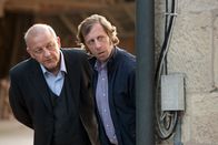 Wilsberg – Wilsberg (Leonard Lansink, l.) und Ekki (Oliver Korittke, r.) beobachten unauffällig das Geschehen.