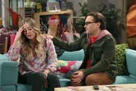 The Big Bang Theory – Eine ergatterte Rolle bei "Navy CIS" entpuppt sich als Reinfall für Penny (Kaley Cuoco, l.). Leonard (Johnny Galecki, r.) fällt es jedoch schwer, seiner Freundin beizustehen ...